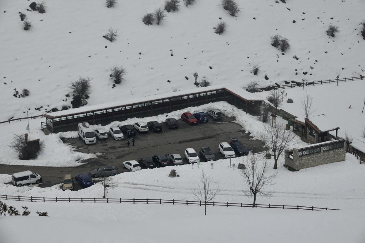 En Buferrera, este fin de semana solo estuvo libre de nieve la parte que usan los autobuses durante la aplicación del plan de accesos. 