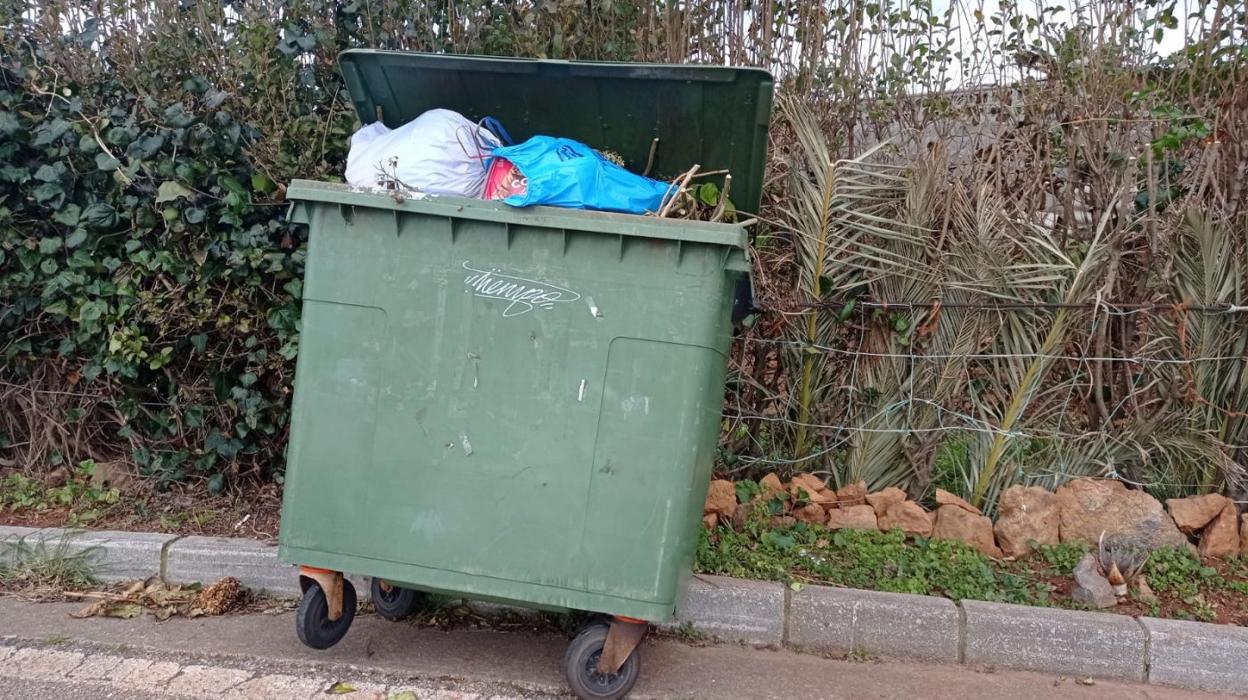 Los contenedores de basura permanecen llenos durante días. 