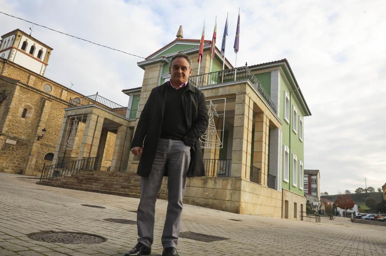 El alcalde, Juan Cañal, frente al Ayuntamiento. 