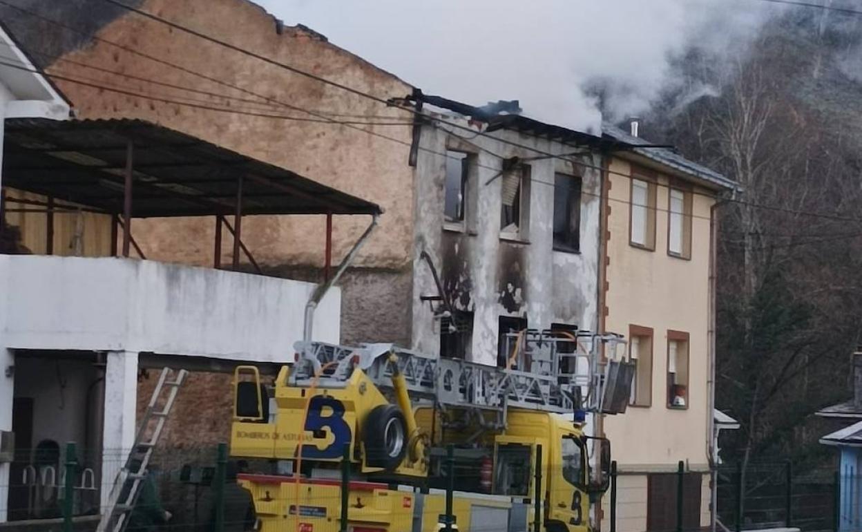 Trágico incendio en Cangas del Narcea: fallece una mujer y su hija, trasladada a Madrid por las graves quemaduras