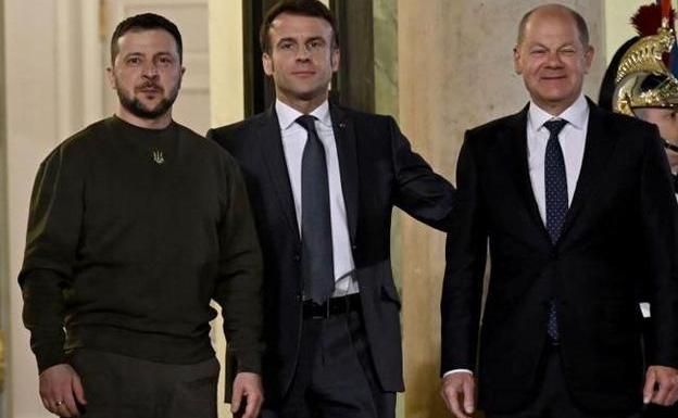 Volodímir Zelenski, posa con el presidente de Francia, Emmanuel Macron, y el canciller alemán, Olaf Scholz, a su llegada al palacio del Elíseo.