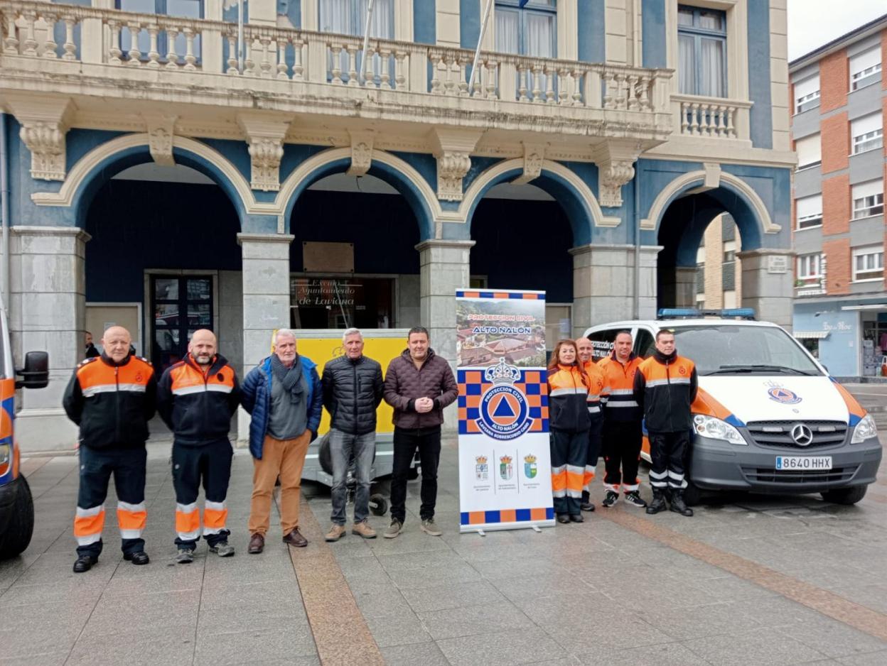 Integrantes de la agrupación de Protección Civil del Alto Nalón, durante su presentación con los alcaldes de Caso, Sobrescobio y Laviana. 