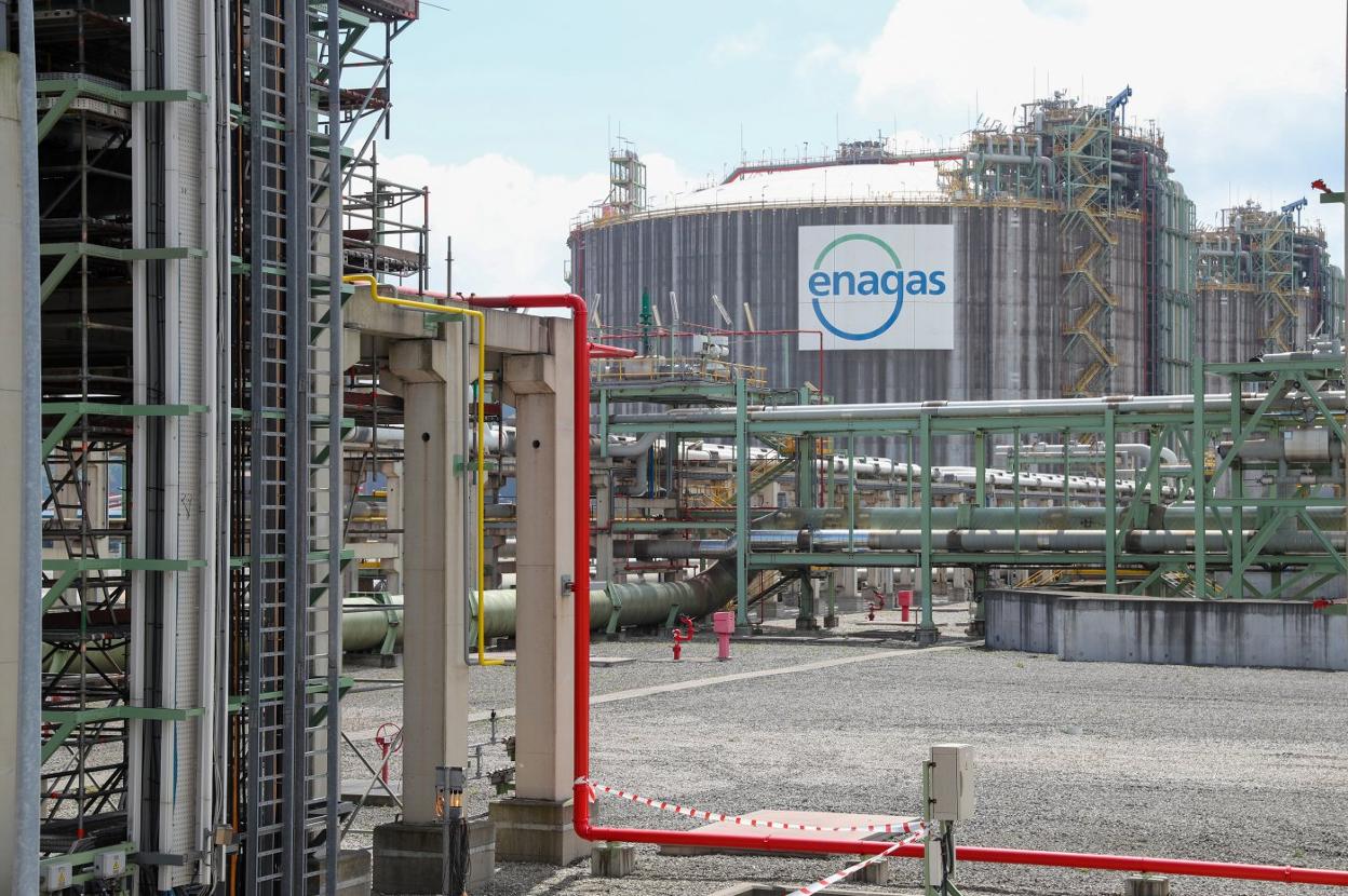 La regasificadora de El Musel se terminó hace más de una década y aún espera su puesta en marcha. 