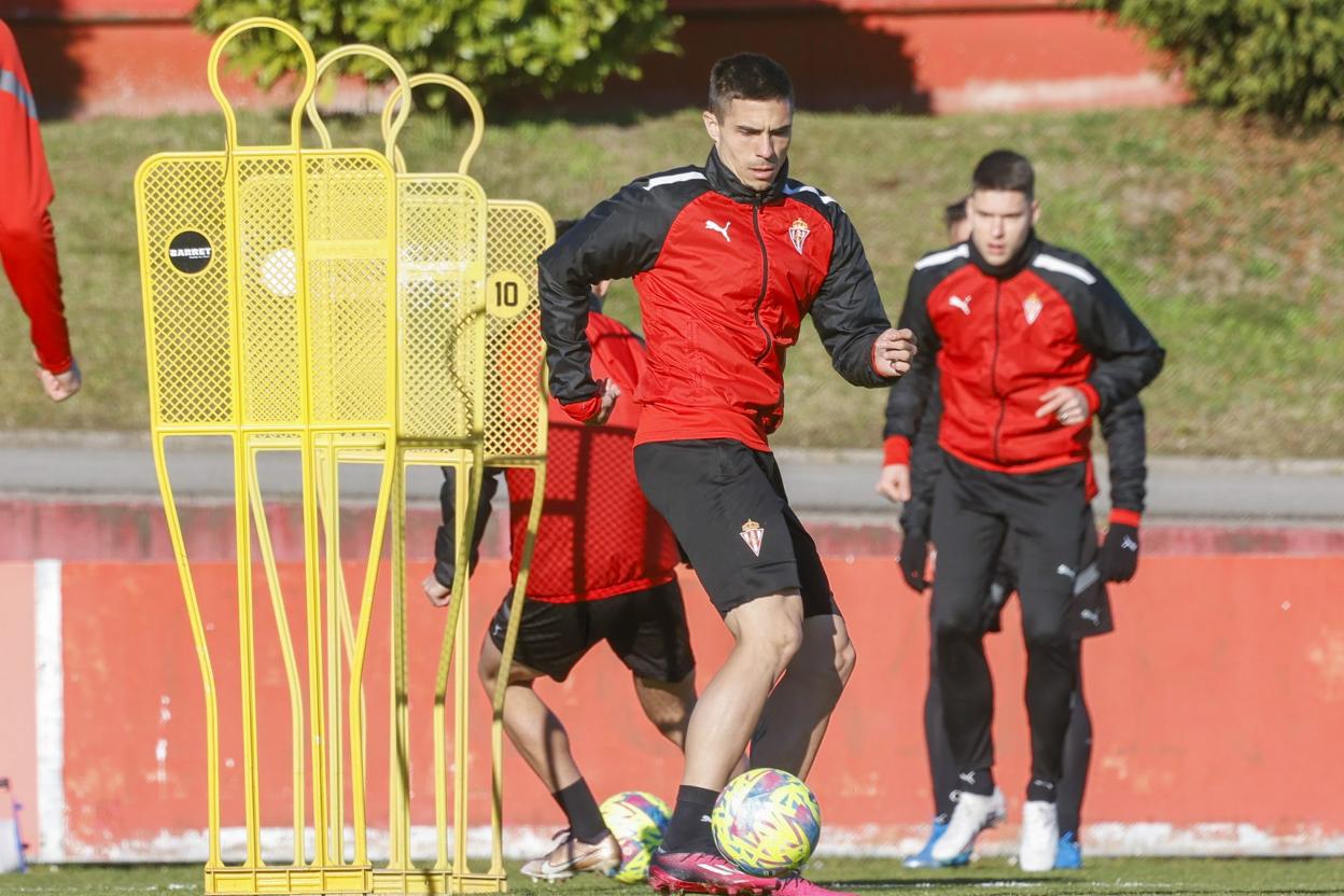 Djuka, en el entrenamiento de ayer en Mareo, controlando un balón.