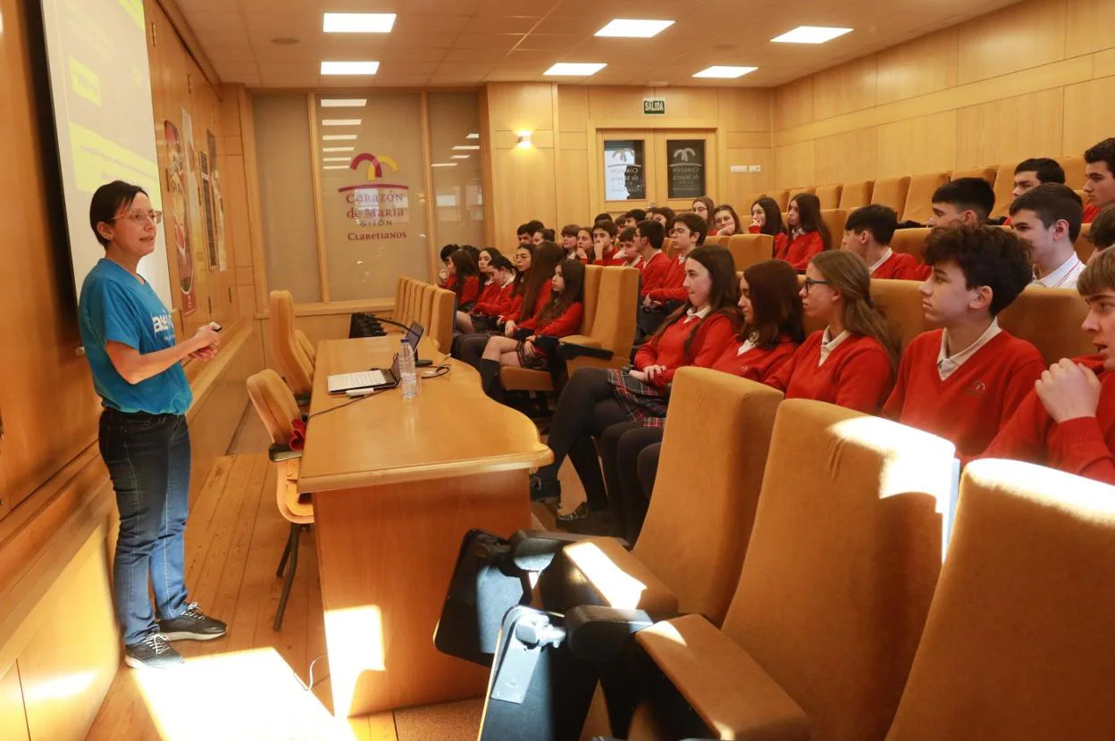 Mónica Álvarez, durante su charla en el Codema. 