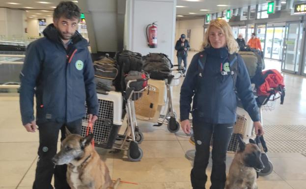 Los gijoneses Miguel de Prado, con 'Chuli', y Elena Marcos, con 'Mini', ayer en el aeropuerto madrileño, momentos antes de partir hacia Estambul.