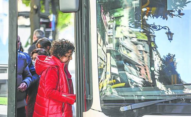 Una usuaria entrando, sin mascarilla, a un autobús en Oviedo.