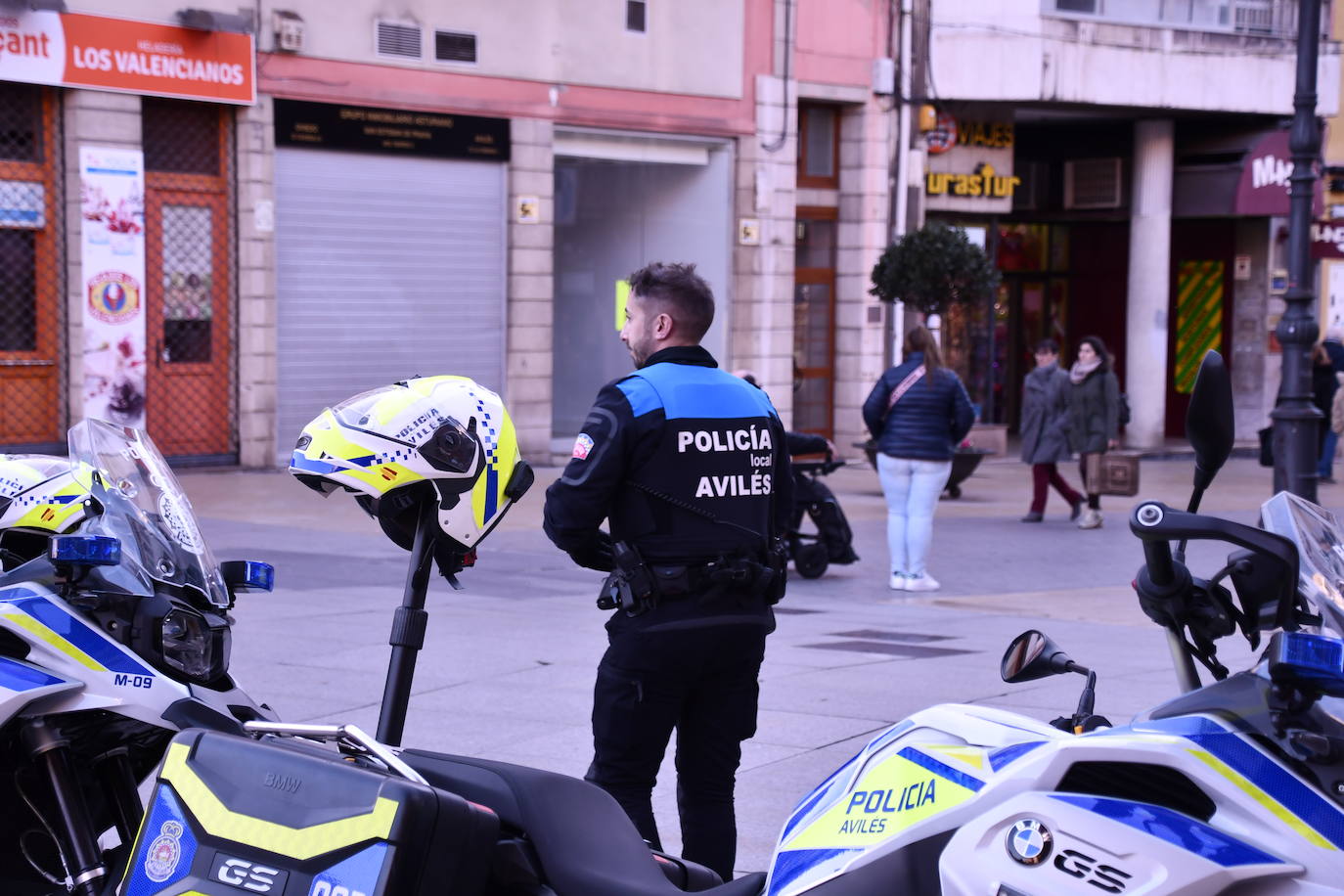 La Policía Local colabora regulando el tráfico. 