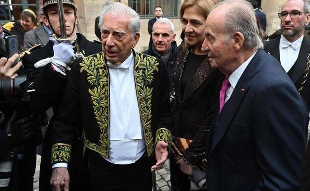 Vargas Llosa, junto al Rey emérito, al que invitó personalmente a la ceremonia, y la infanta Cristina