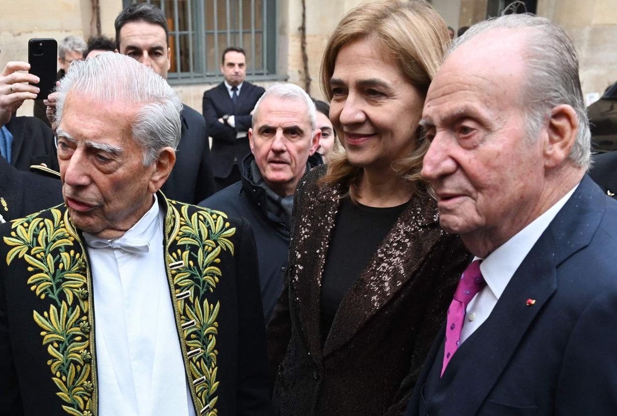 Mario Vargas Llosa, con la infanta Cristina y el Rey emérito al término de la ceremonia. 