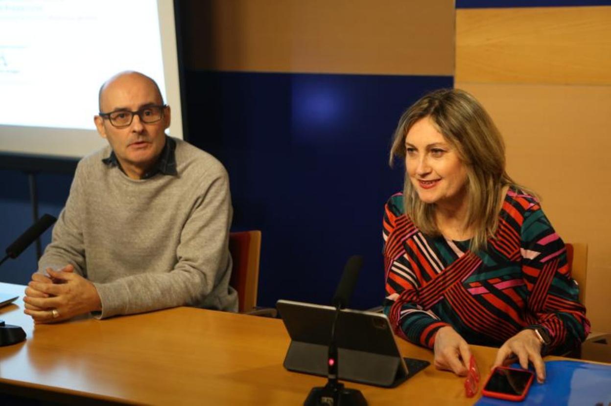 La directora general de Salud Pública, Lidia Clara Rodríguez, y el sociólogo y técnico de Salud Pública, Antón González. 