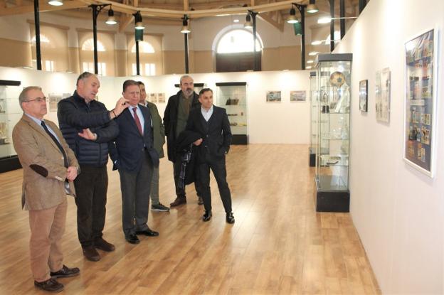 Alfredo Canteli visita la exposición de Marianín 