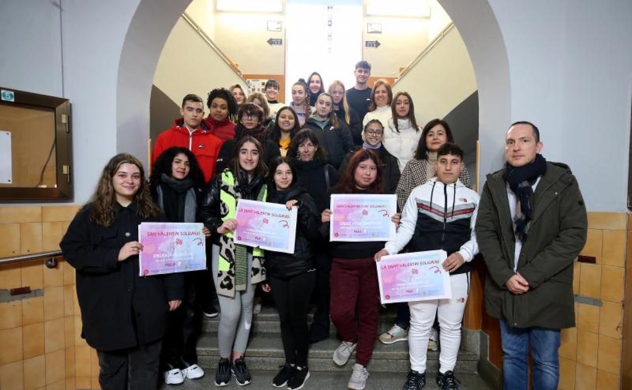 Alumnos del grado de Servicios Administrativos, de tercero de la ESO que participan en la asignatura de Proyecto de Emprendimiento Social y de primero de Bachillerato. A la derecha el profesor Nacho García