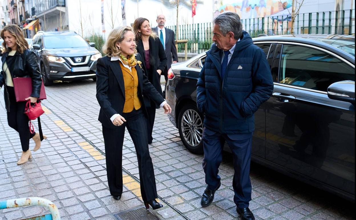 La vicepresidenta Nadia Calviño y el presidente de Cantabria, Miguel Ángel Revilla, hoy en Santander.