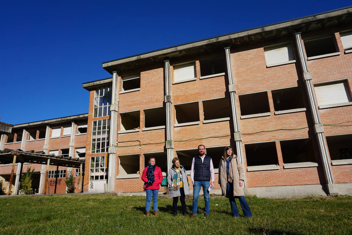 Aranzazu Machargo, Viri Iglesias, Iván Allende y Patricia Ferreros ante el antiguo instituto de San Cipriano.