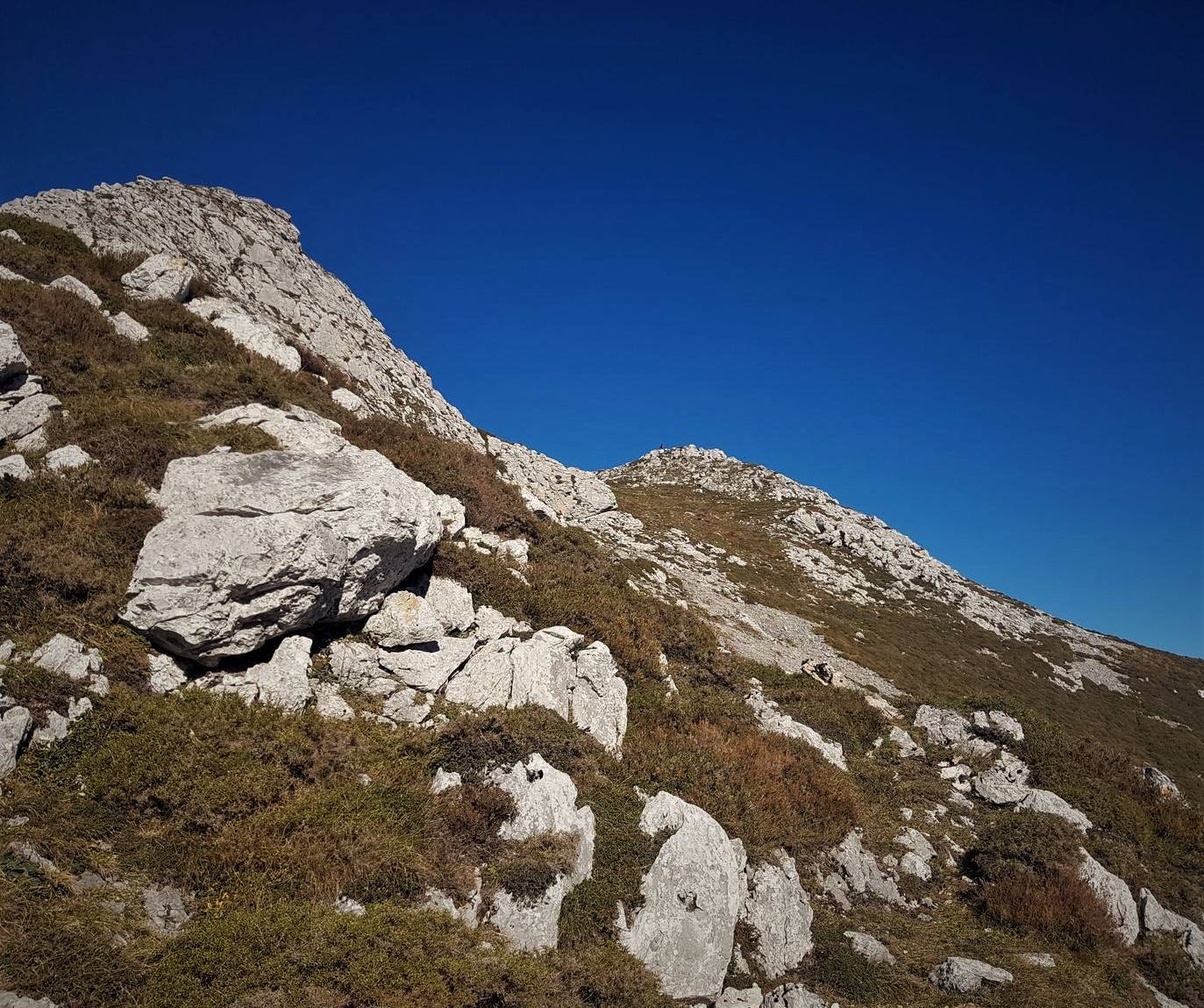 Vistas desde la collada que hace de cuerda uniendo los picos de la sierra hacia la cumbre de la Forcada, muy cercana 