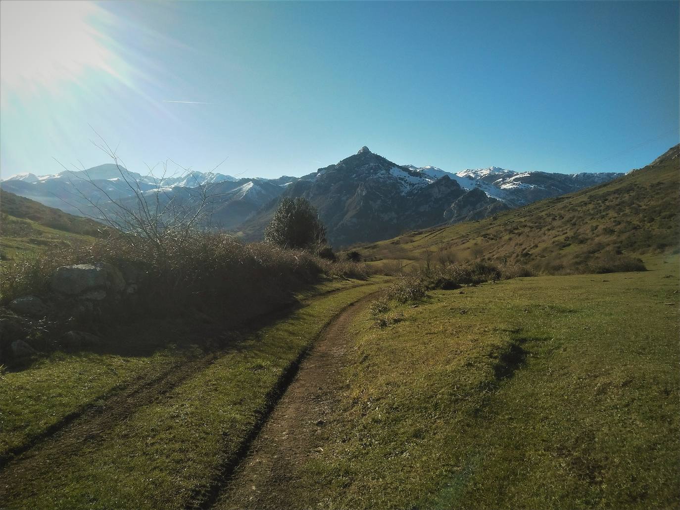 Vistas hacia el pico Gorrión y Peña Rueda desde la collada de Aciera, lugar en que -a mano derecha- se coge el camino hacia las empinadas laderas de la Forcada 