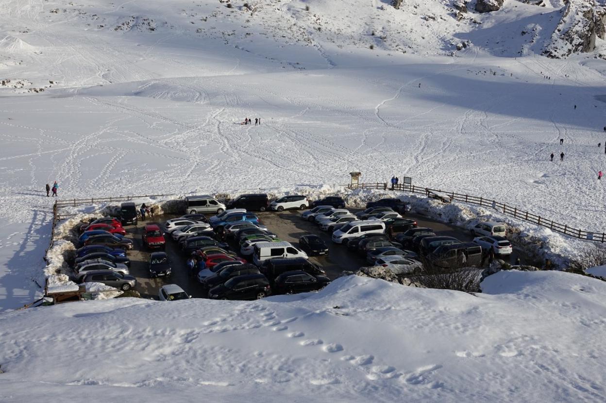 Aparcamiento de La Tiese, junto al lago Ercina, que sí fue despejado de nieve el pasado fin de semana. 