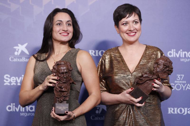 Esther Ballesteros (i) y Ana Rubio tras recibir el premio a mejores efectos especiales por su trabajo en 'Modelo 77'. 