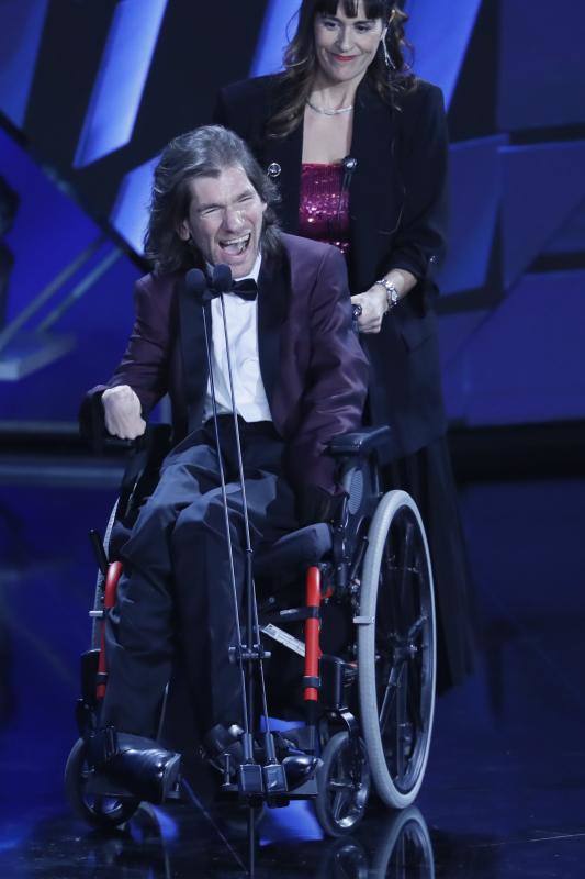 El actor Telmo Irureta al ecibir el premio al mejor actor revelación por su trabajo en 'La consagración de la primavera'.