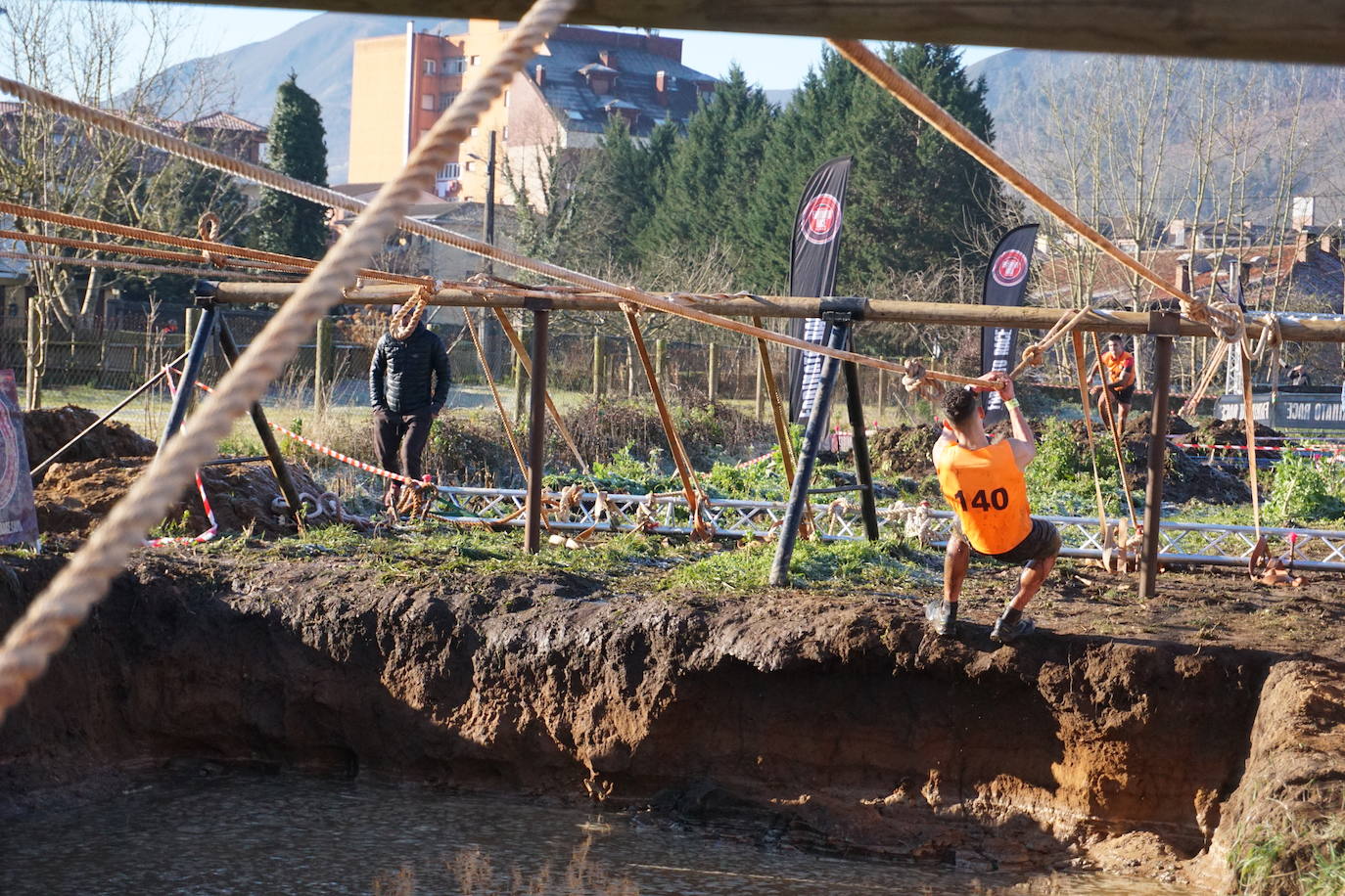 Fotos: Seiscientos corredores con «ganas de barro» en Cangas