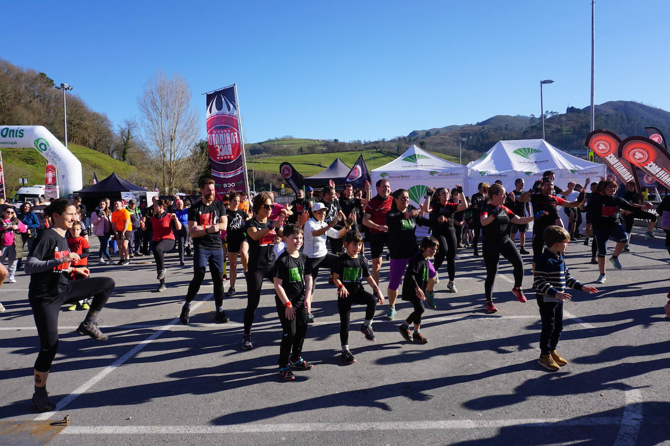 Fotos: Seiscientos corredores con «ganas de barro» en Cangas