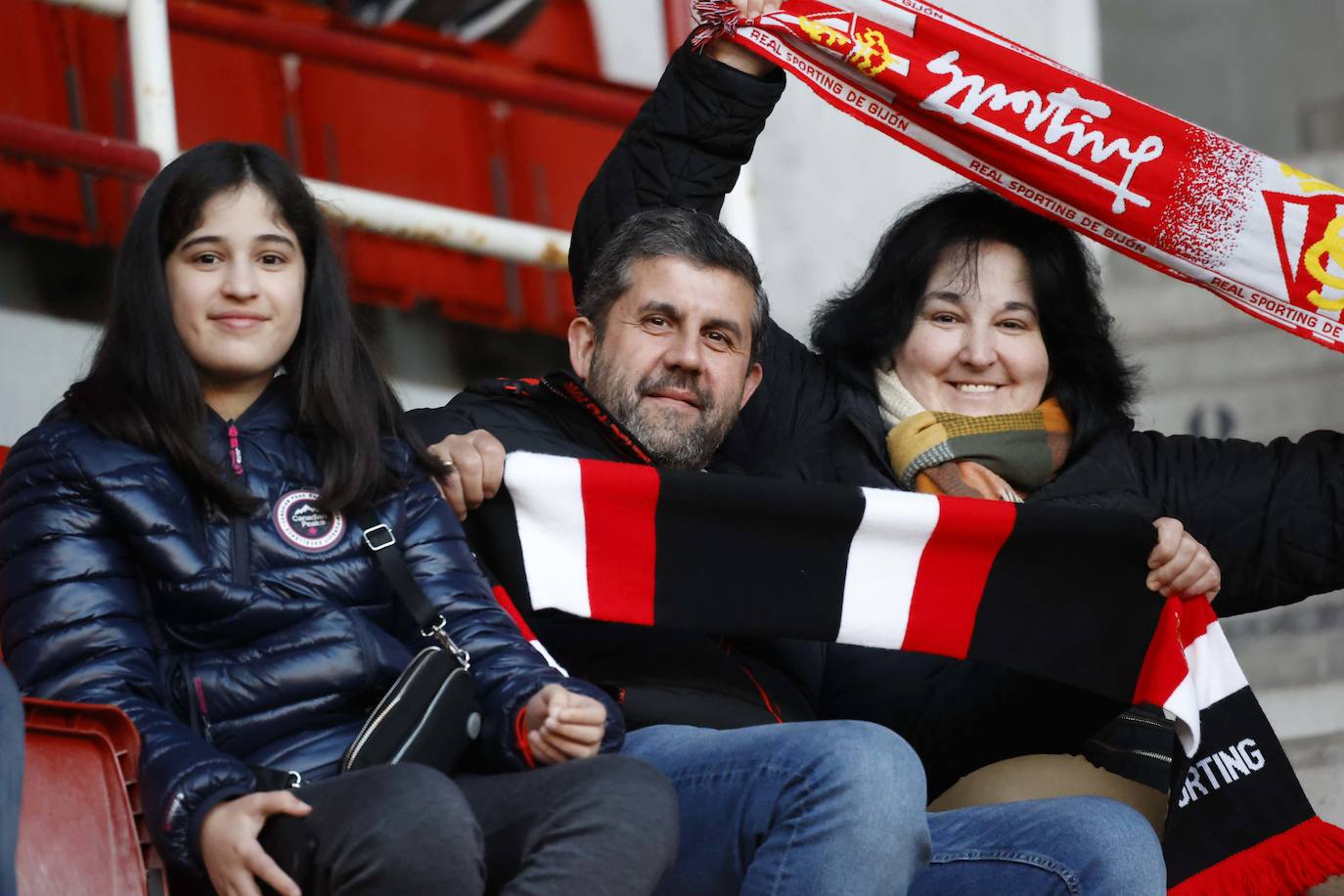 Fotos: ¿Estuviste en el Sporting - Huesca? ¡Búscate en El Molinón!