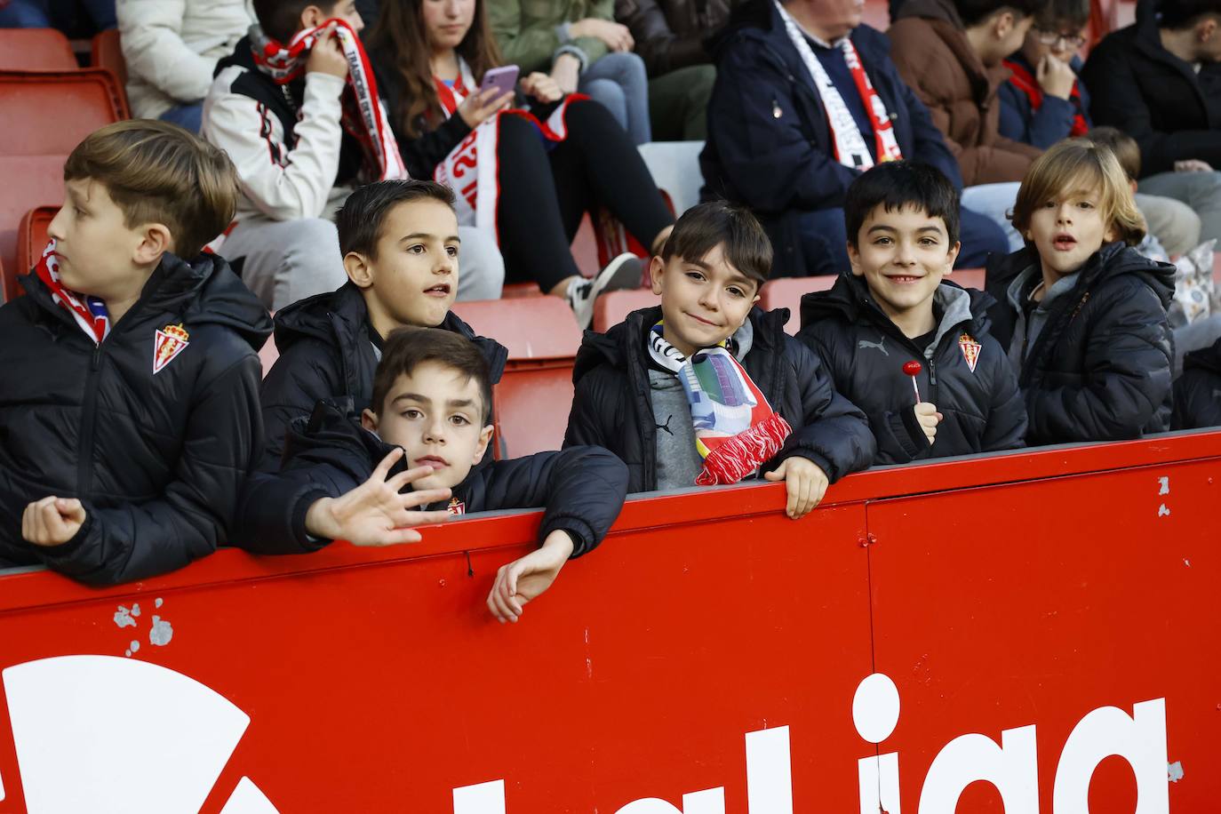 Fotos: ¿Estuviste en el Sporting - Huesca? ¡Búscate en El Molinón!