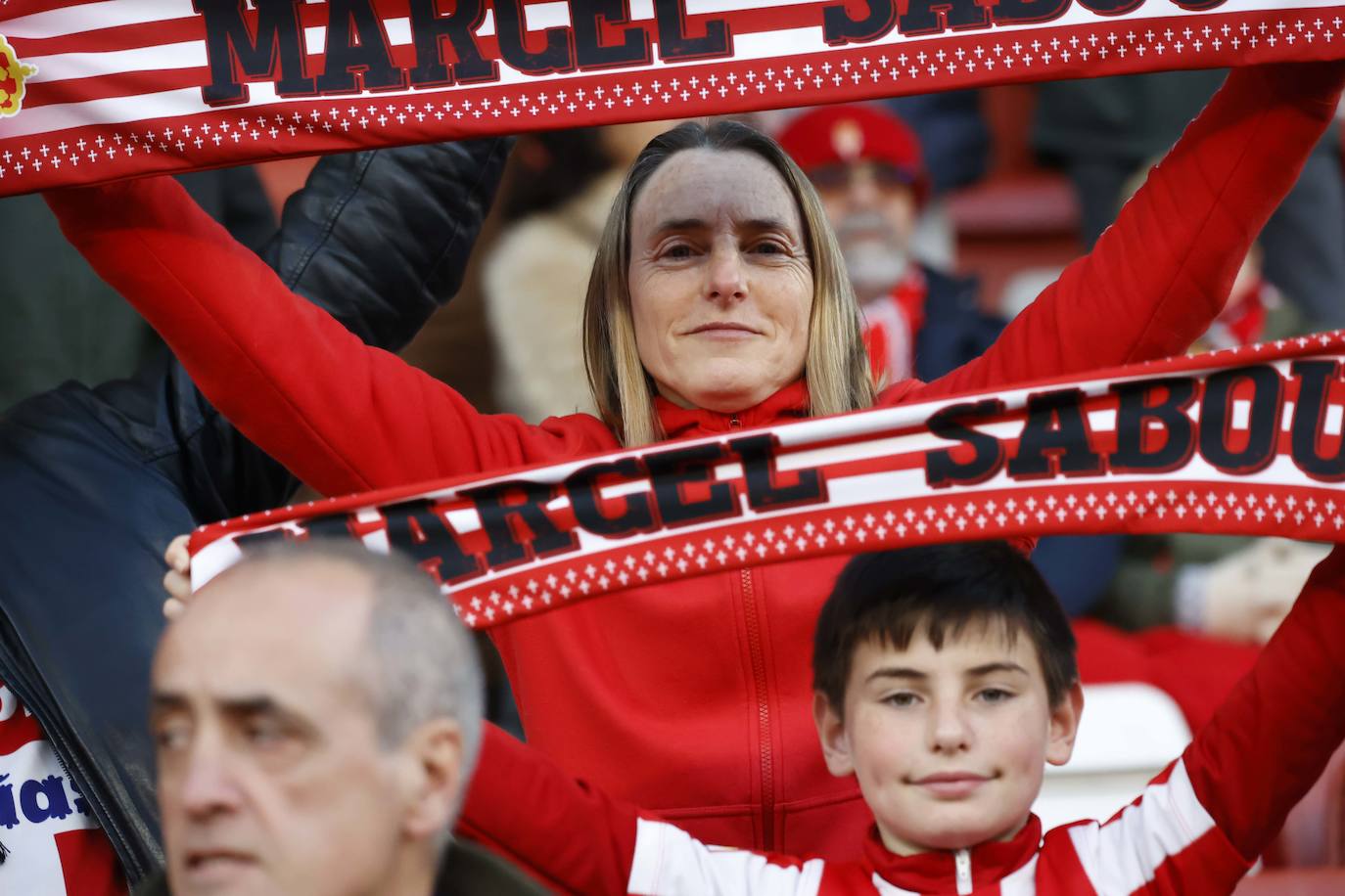 Fotos: ¿Estuviste en el Sporting - Huesca? ¡Búscate en El Molinón!