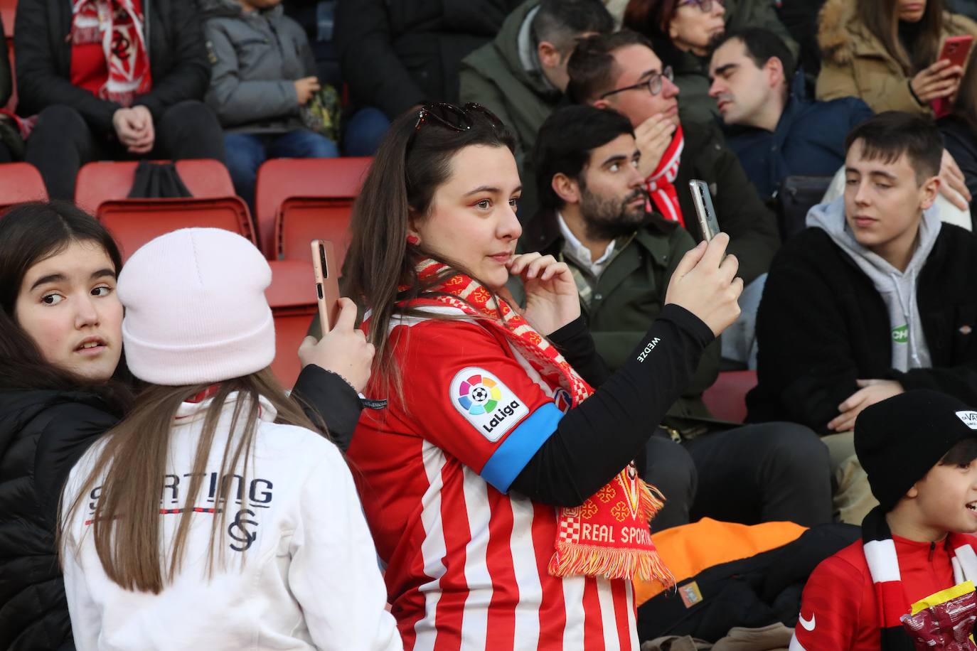 Fotos: ¿Estuviste en el Sporting - Huesca? ¡Búscate en El Molinón!