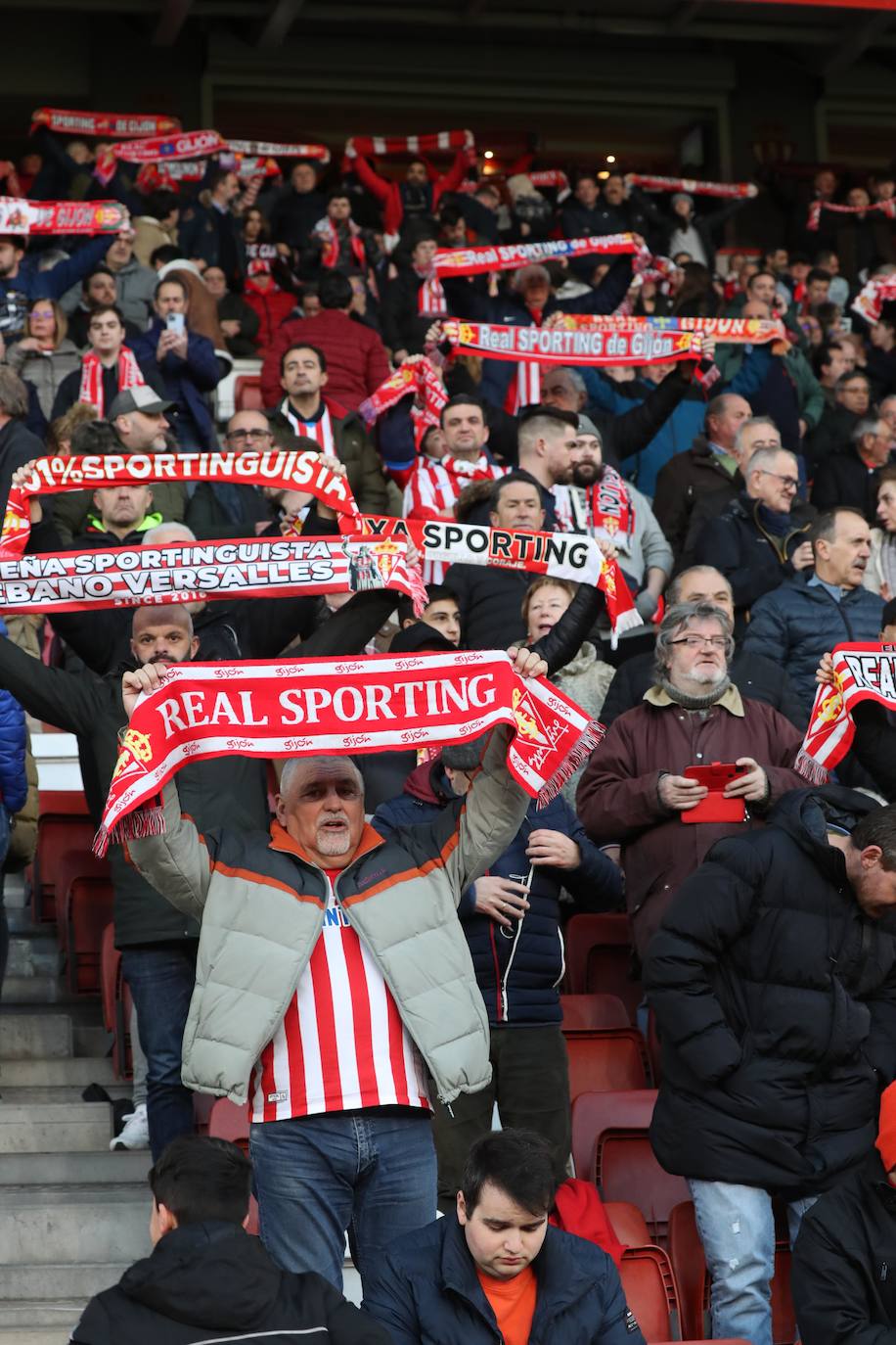 Fotos: ¿Estuviste en el Sporting - Huesca? ¡Búscate en El Molinón!