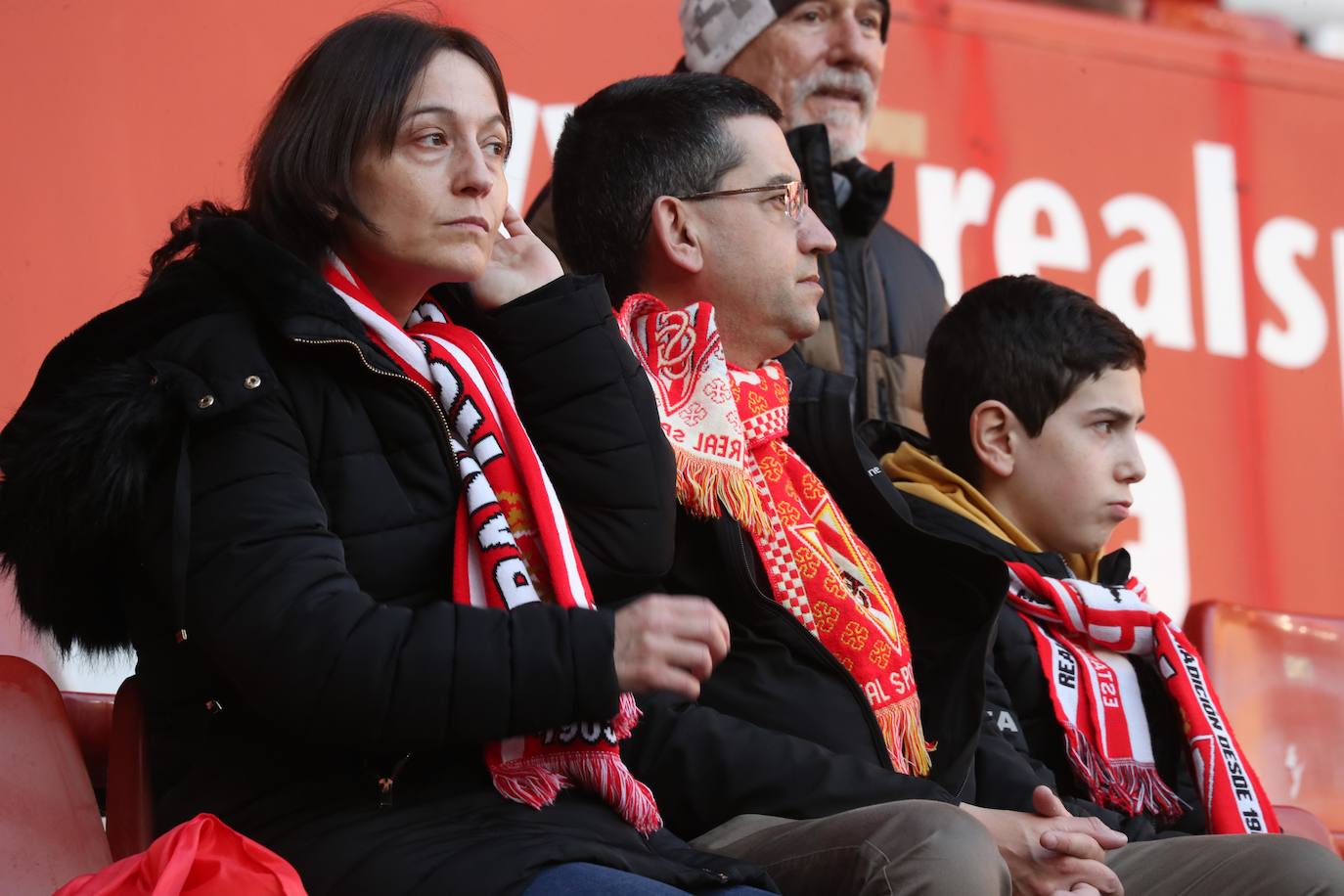 Fotos: ¿Estuviste en el Sporting - Huesca? ¡Búscate en El Molinón!