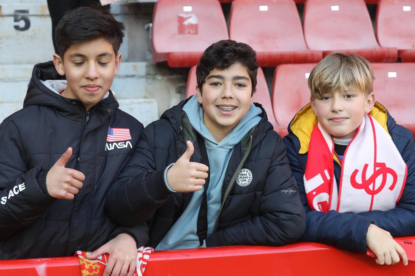 Fotos: ¿Estuviste en el Sporting - Huesca? ¡Búscate en El Molinón!