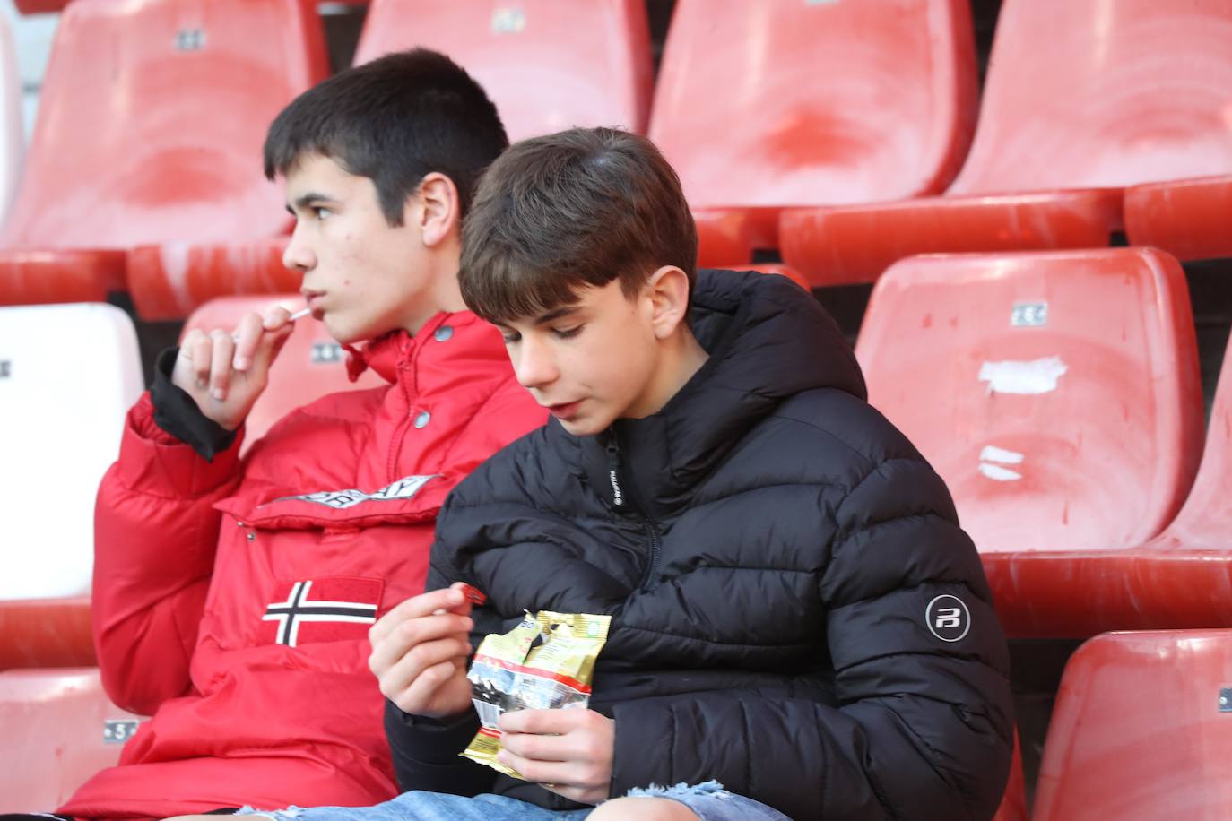 Fotos: ¿Estuviste en el Sporting - Huesca? ¡Búscate en El Molinón!