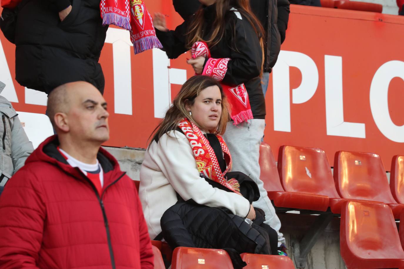 Fotos: ¿Estuviste en el Sporting - Huesca? ¡Búscate en El Molinón!