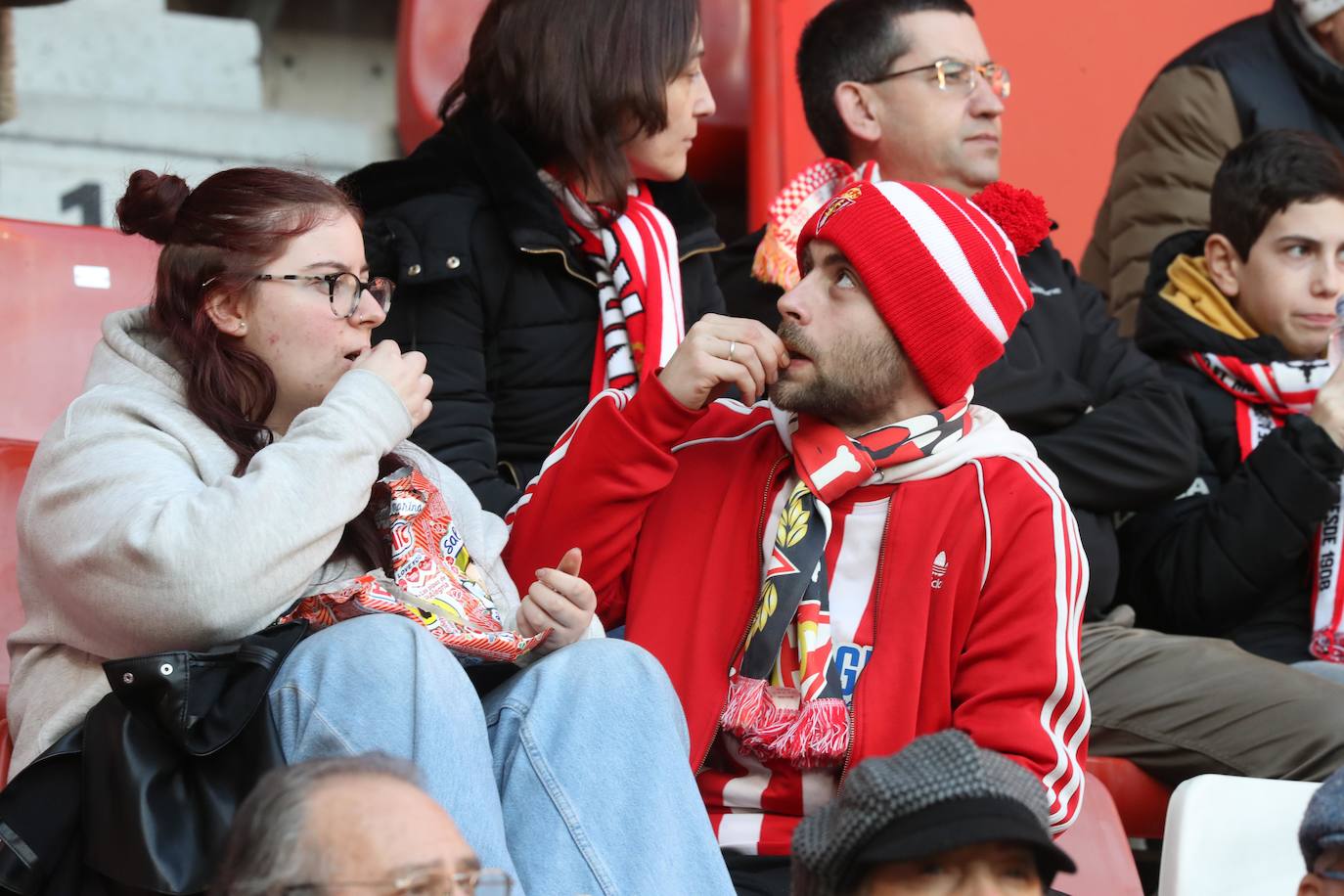 Fotos: ¿Estuviste en el Sporting - Huesca? ¡Búscate en El Molinón!