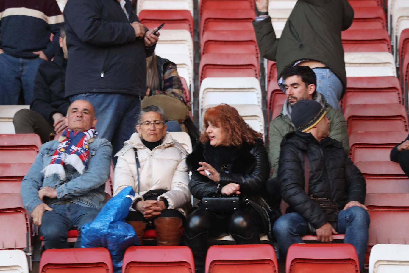 Fotos: ¿Estuviste en el Sporting - Huesca? ¡Búscate en El Molinón!