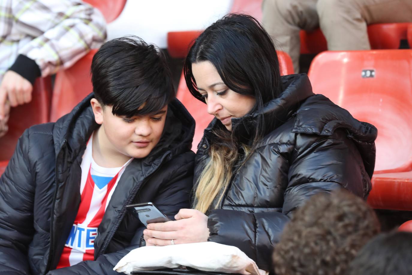 Fotos: ¿Estuviste en el Sporting - Huesca? ¡Búscate en El Molinón!