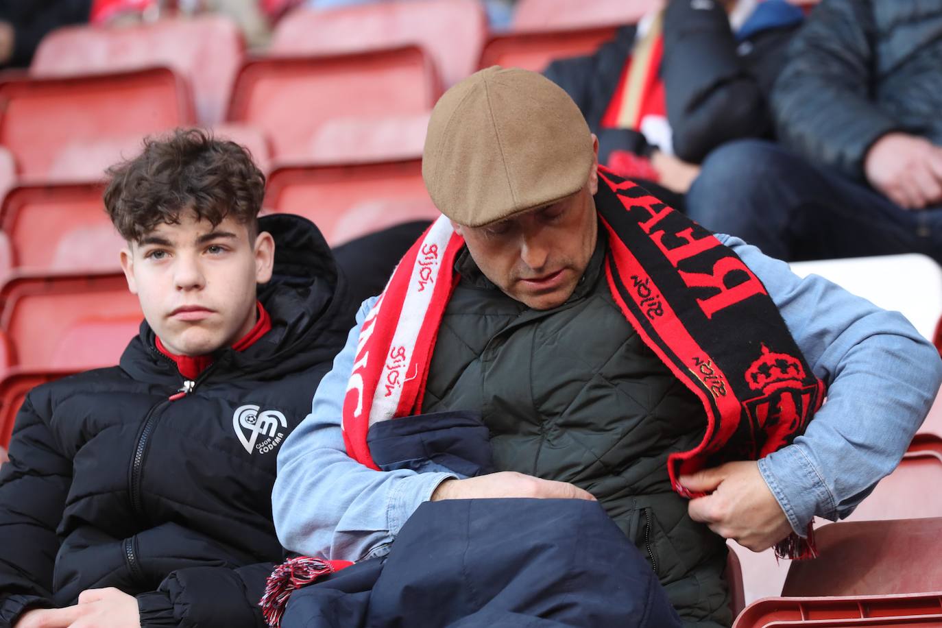 Fotos: ¿Estuviste en el Sporting - Huesca? ¡Búscate en El Molinón!