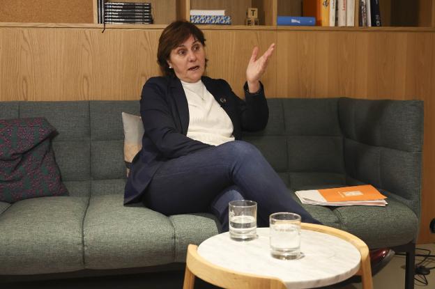 La directora gerente del Servicio Público de Empleo del Principado, Pilar Varela, en la entrevista con Juan Neira en La Lupa. 