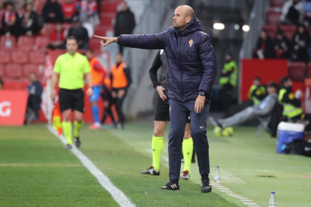 Miguel Ángel Ramírez, dando indicaciones, ayer, en El Molinón. 