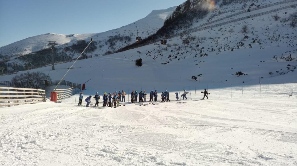 Chavales en los juegos deportivos celebrados ayer en las pistas de Valgrande-Pajares. 