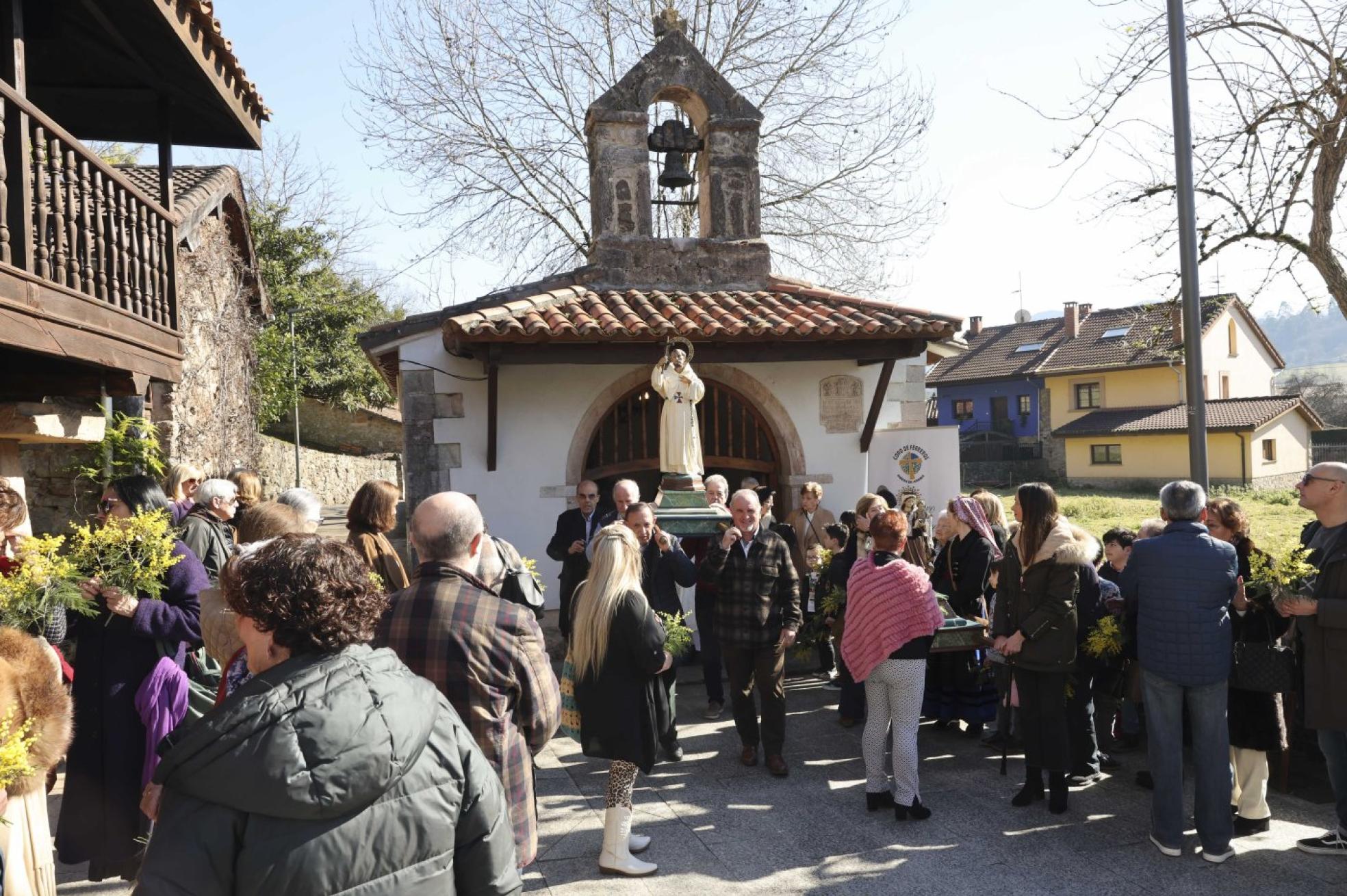 Decenas de feligreses se congregan en el entorno de la capilla para salir en procesión. 