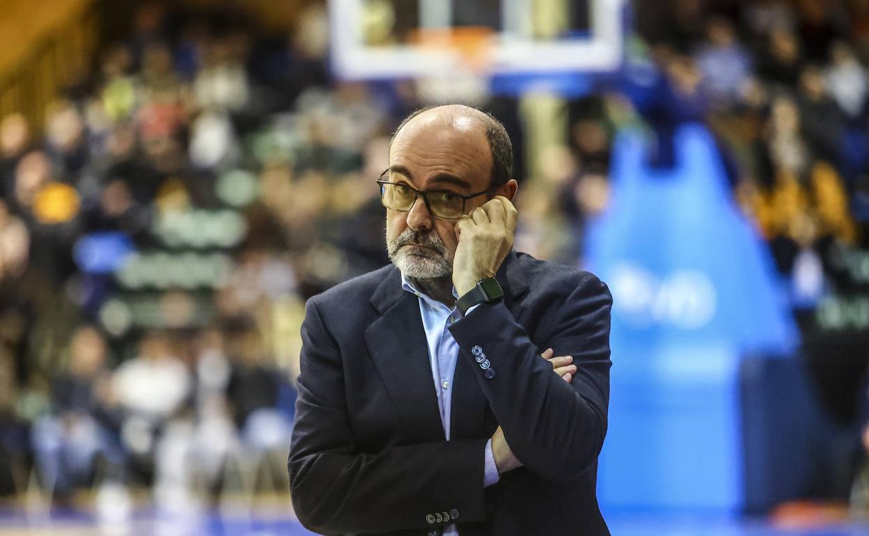 Trifón Poch, en un partido de esta temporada en Pumarín. 