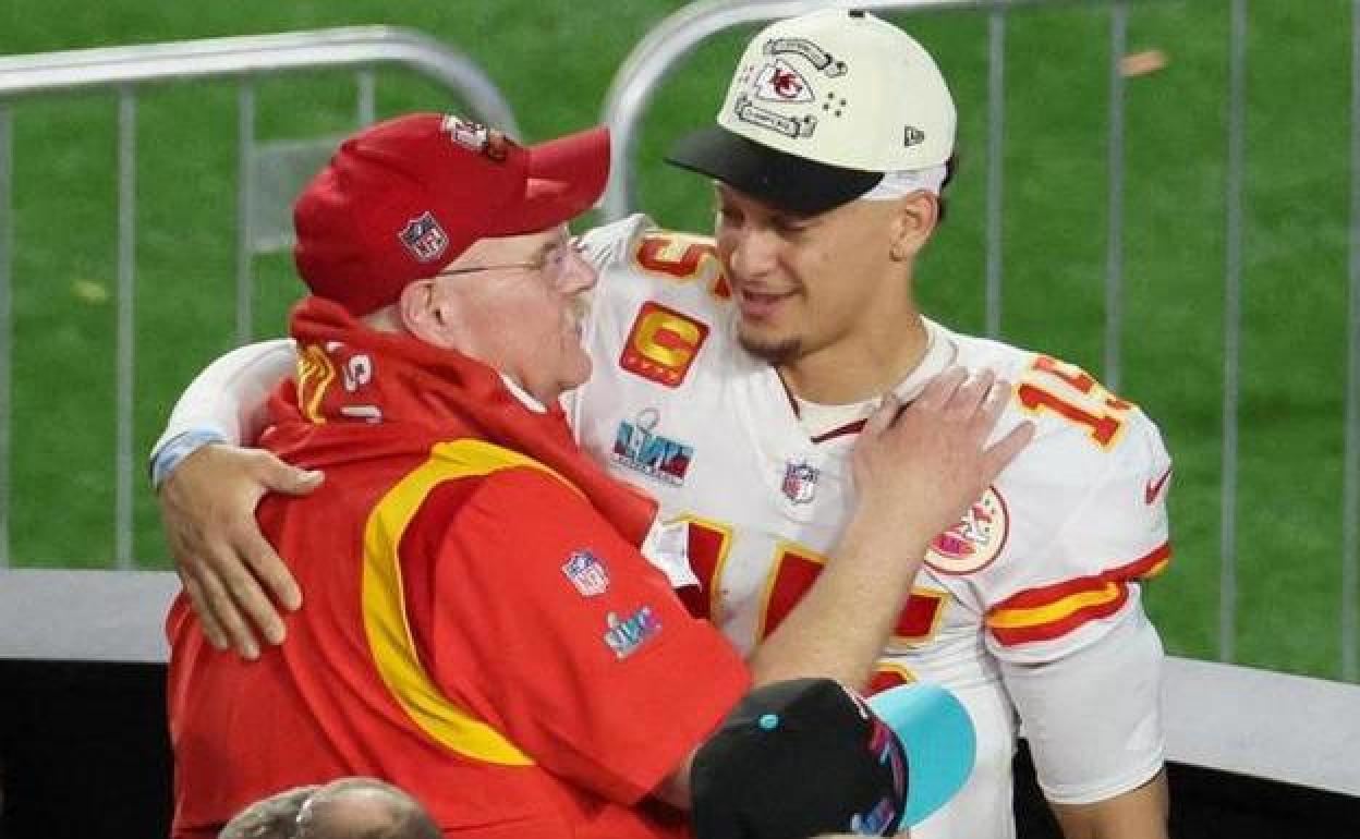 Andy Reid abraza a Patrick Mahomes tras el triunfo de los Chiefs ante los Eagles en la Super Bowl LVII