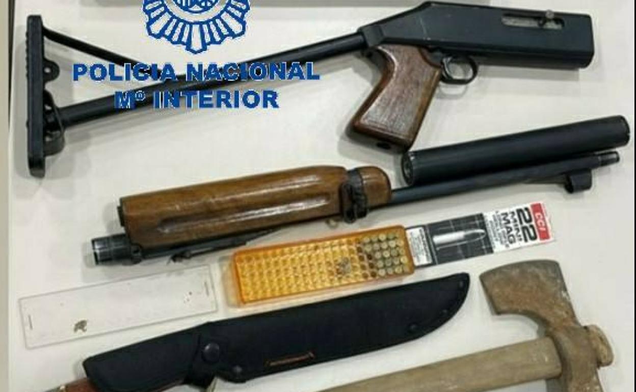 El detenido portaba armas de fuego, un silenciador, un hacha y varias navajas de gran tamaño. 
