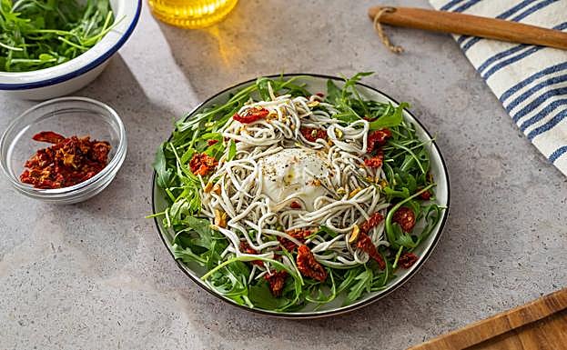 Ensalada de rúcula con gula del Norte trufa 