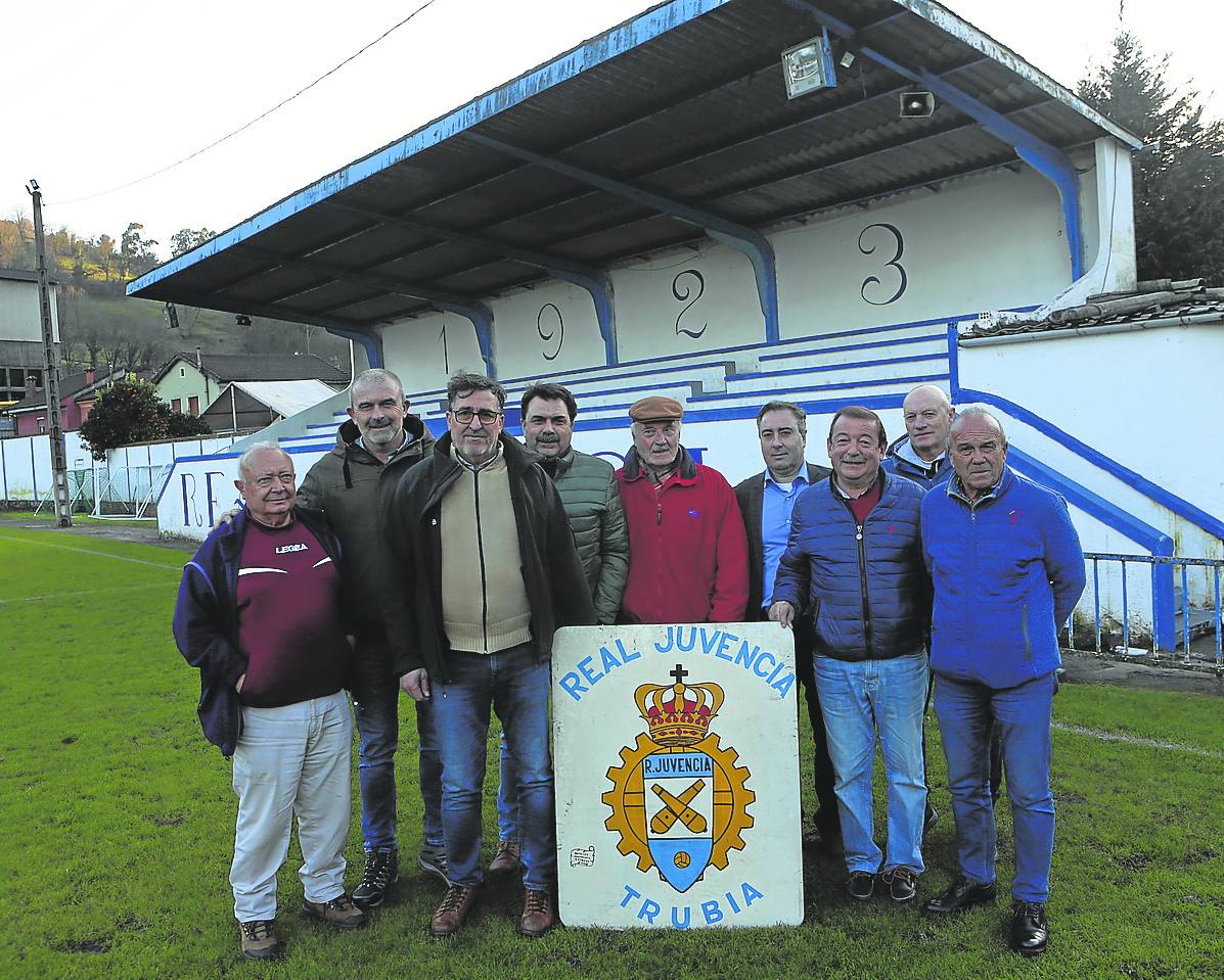 Los miembros de la comisión que se encarga de organizar los actos del centenario del club. mario rojas