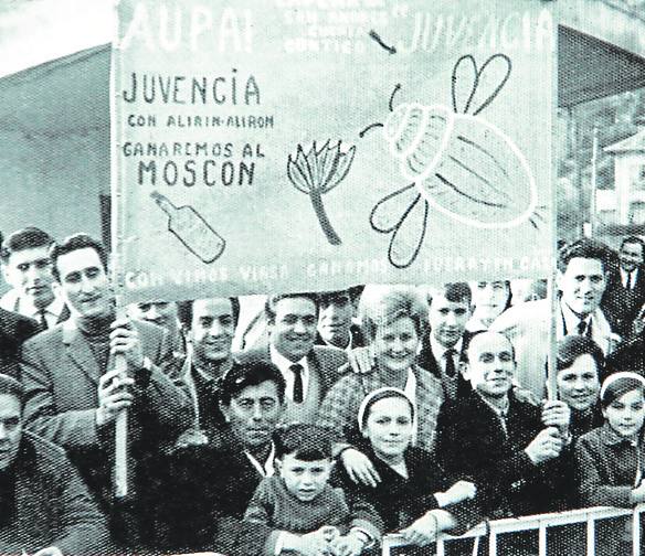 Aficionados del Juvencia, con pancartas. e. c.