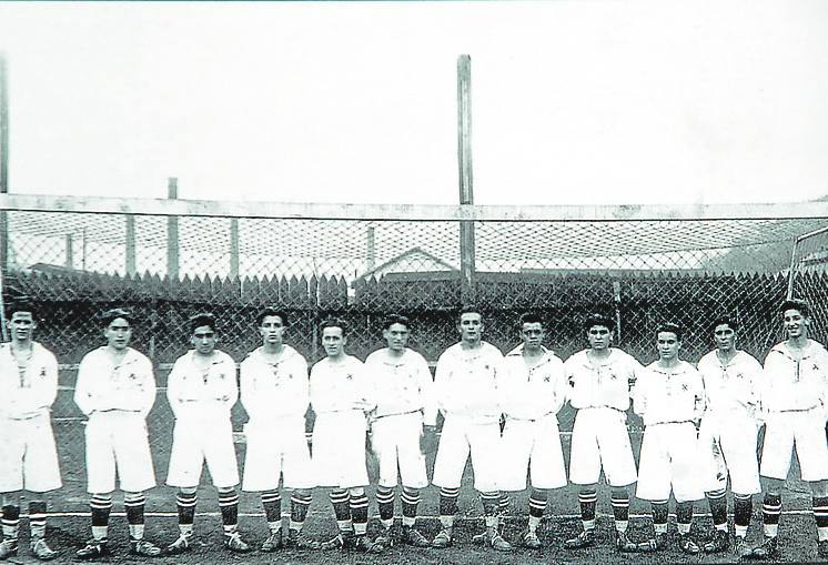 El equipo titular antes de un partido, en 1927. e. c.